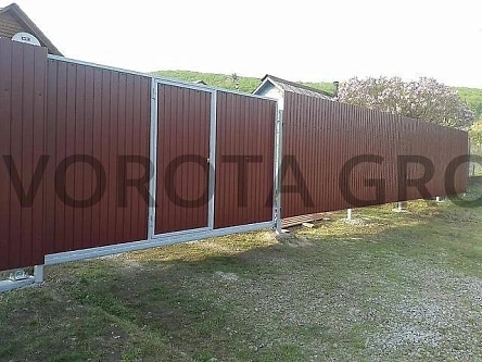 Откатные ворота на сваях с калиткой Doorhan коричневые 3000х3000