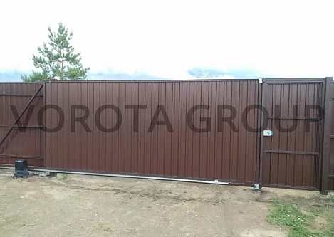 Откатные ворота на сваях с калиткой Alutech коричневые 3500х1900