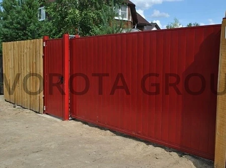 Откатные ворота на сваях с калиткой Doorhan красные 1900х3000