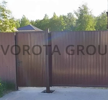 Откатные ворота на сваях с калиткой Doorhan коричневые 2100x1500